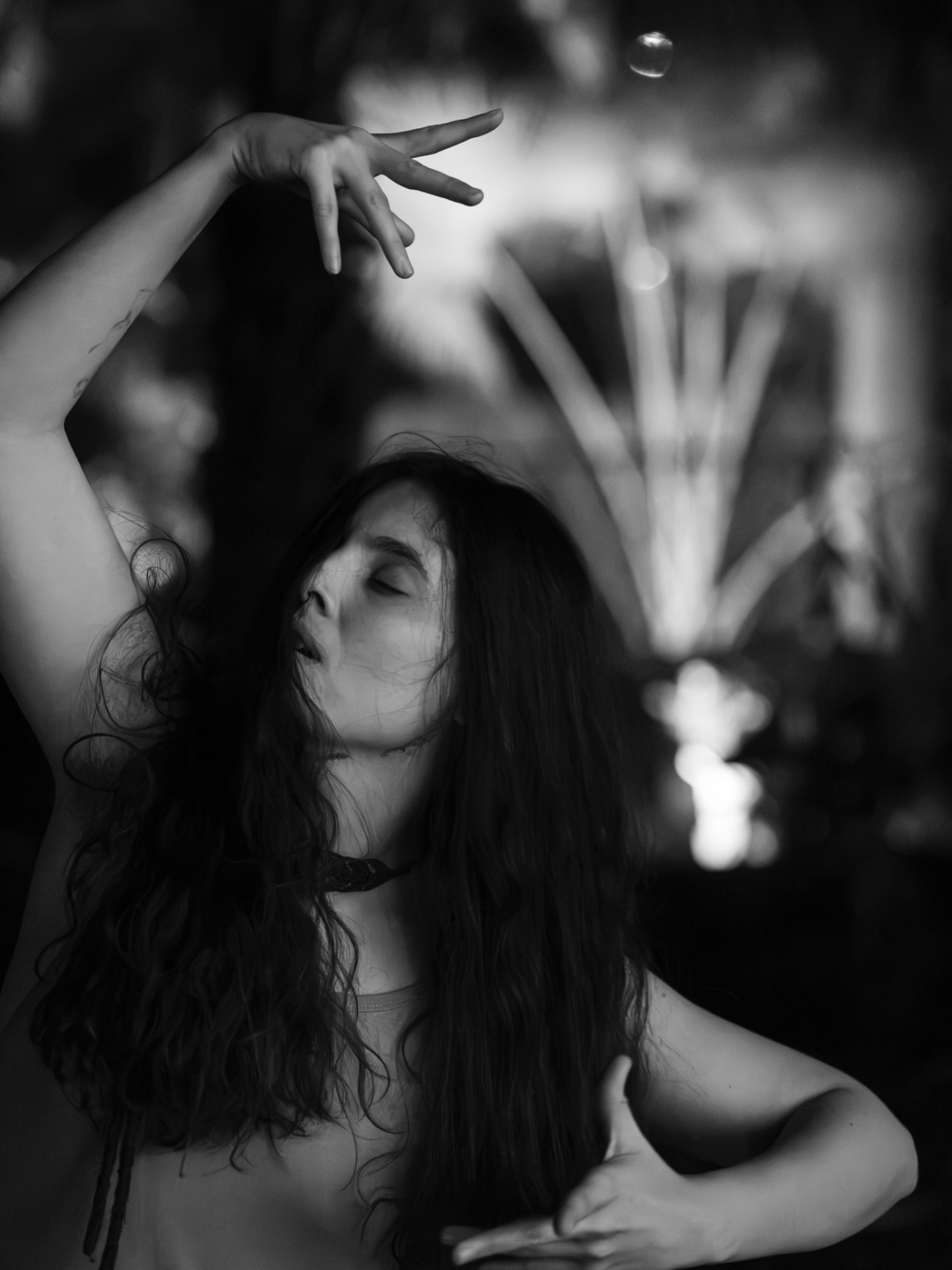 Dançarina em movimento expressivo, retrato em preto e branco